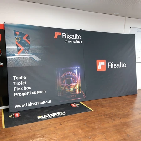 Due pannelli box in tessuto addossati a una parete, personalizzati con la grafica di Risalto.