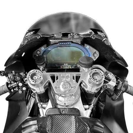 Foto del cruscotto di una Moto2, coperto da uno strato protettivo personalizzato in plexiglass realizzato da Risalto, con logo del pilota stampato