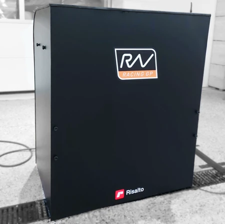 Copertura modulare in Dibond® che racchiude una lavapezzi industriale, per motivi estetici e di branding del cliente