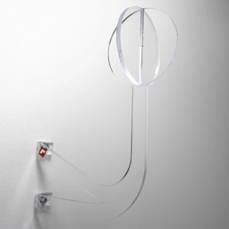 Portacasco in plexiglass realizzato in due pezzi e fissato a una parete, personalizzabile con adesivi