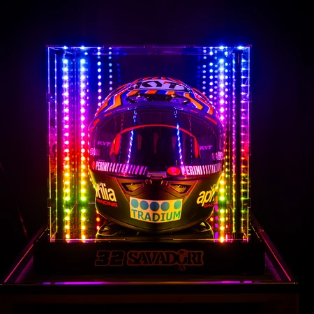 Teca per casco illuminata con colori RGB, con il logo di Savadori, vista frontale.