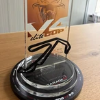 Dettaglio della base a gradini concentrici e del modello del circuito di Misano su un trofeo "V4 Elite Cup "per il terzo posto