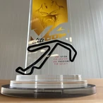 Base del trofeo "V4 Elite Cup "per il primo posto fotografata frontalmente, a evidenziarne il notevole spessore