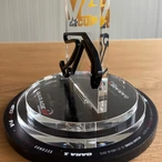 Modello del circuito di Misano su un trofeo "V4 Elite Cup" fotografato dal lato, a evidenziarne la tridimenzionalità