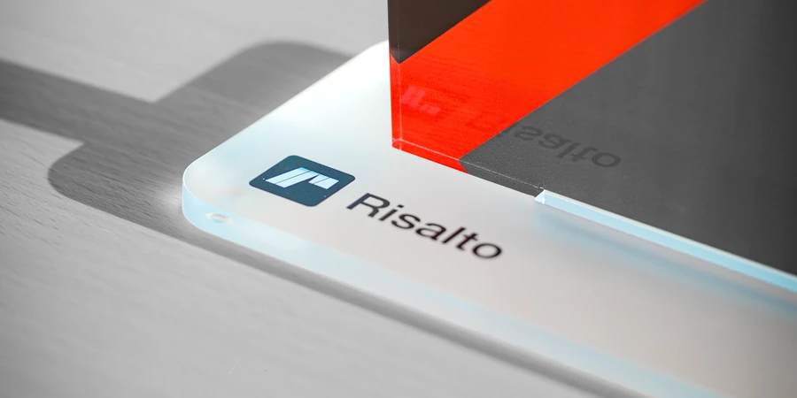 Il dettaglio del logo di Risalto stampato sulla base satinata di un trofeo personalizzato