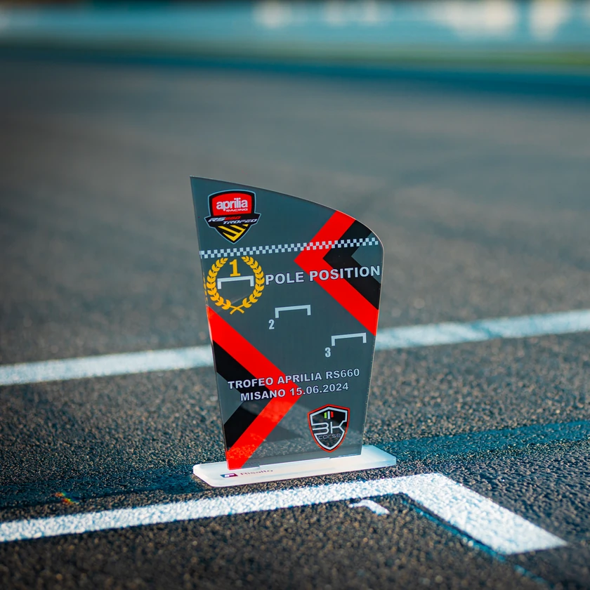 Trofeo personalizzato "Pole Position" raffigurante una griglia di partenza, fotografato sulla casella di partenza di Misano.