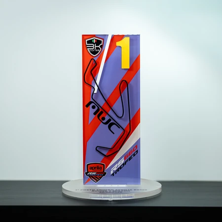 Trofeo personalizzato in plexiglass stampato con un grande scudetto rosso e nero riportante la scritta "Aprilia&quot