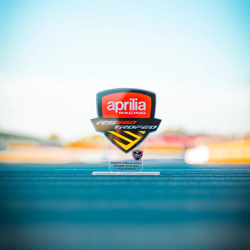 Trofeo personalizzato "Pole Position" raffigurante una griglia di partenza, fotografato sulla casella di partenza di Misano.